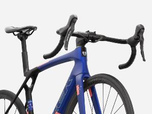 Vélo Route TREK Madone SL 5 8e Gen. Matte Cobalt Blue/Trek Black/Living Coral (2027)