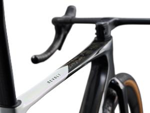Vélo gravel carbone GIANT Revolt Advanced SL 0 RawCarbon/PrismPearl SRAM Red AXS