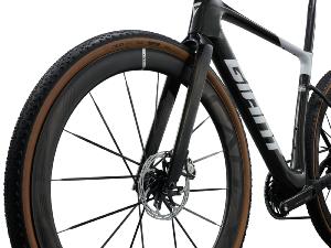 Vélo gravel carbone GIANT Revolt Advanced SL 0 RawCarbon/PrismPearl SRAM Red AXS